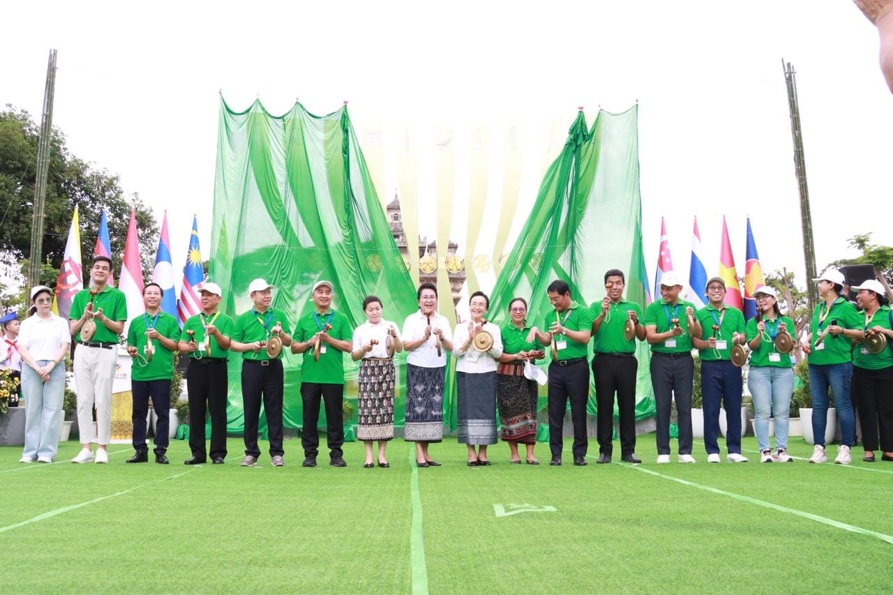 ຄະນະຜູ້ແທນນະຄອນຫຼວງອາຊຽນ ຮ່ວມເປີດສັນຍາລັກເຄື່ອງດົນຕີອາຊຽນທີ່ສວນປະຕູໄຊ
